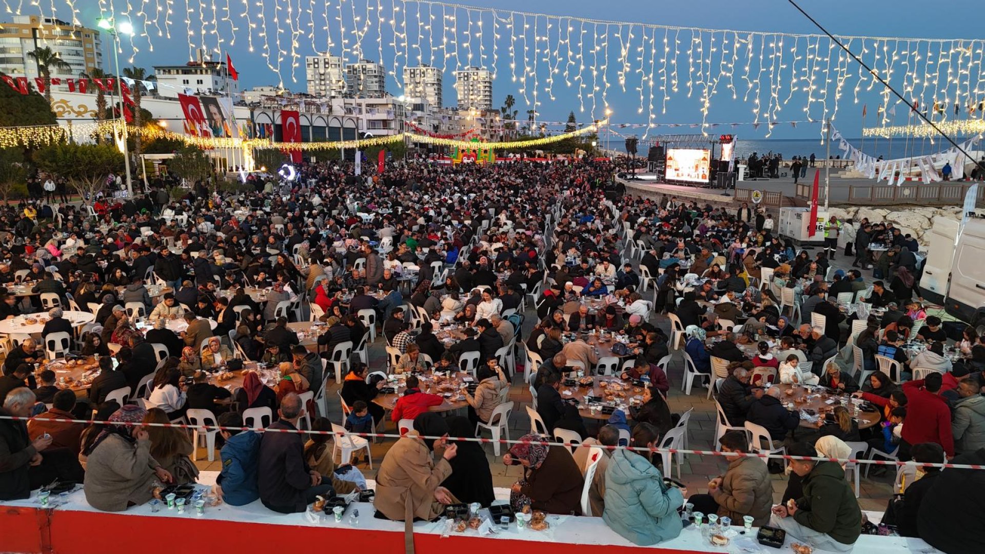 10 Bin Kişi Deniz Kenarında İftarda Buluştu