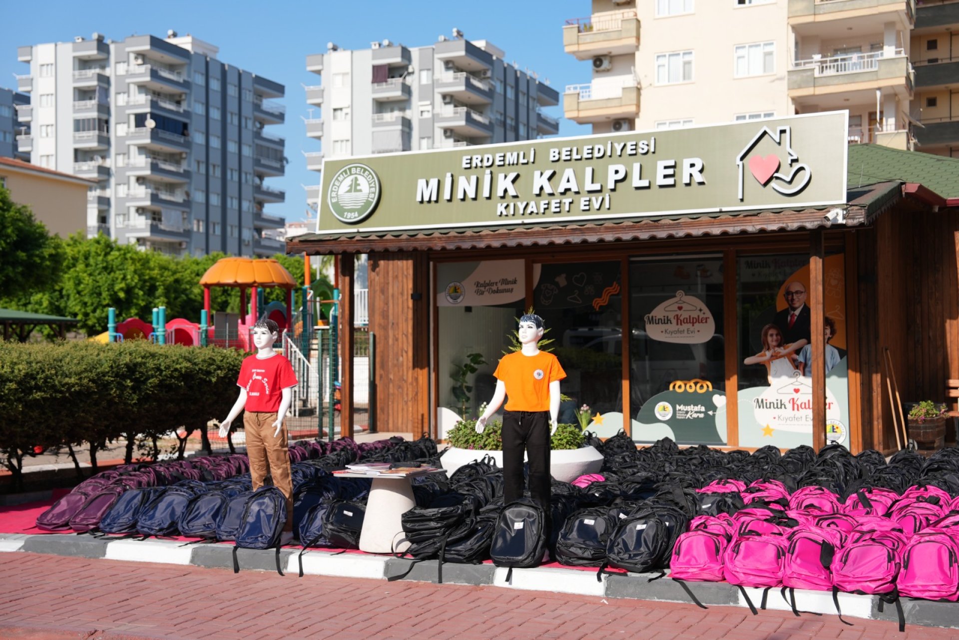 Erdemli Belediyesi okul çantalarını umutla dolduruyor